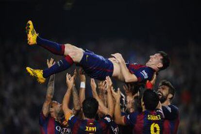 Messi, ovacionado após superar o recorde de gols na Liga Espanhola.