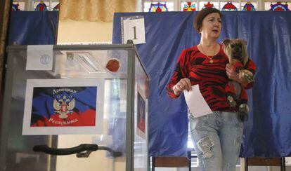 Uma mulher se dirige às urnas para depositar seu voto em Donetsk.
