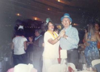 Nadezka, em uma festa de fim de ano com seu falecido marido na Isla Margarita, Venezuela, em 2000.