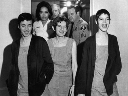Susan Atkins, Patricia Krenwinkel e Leslie Van Houten riem após ouvirem sua sentença, em 1971.
