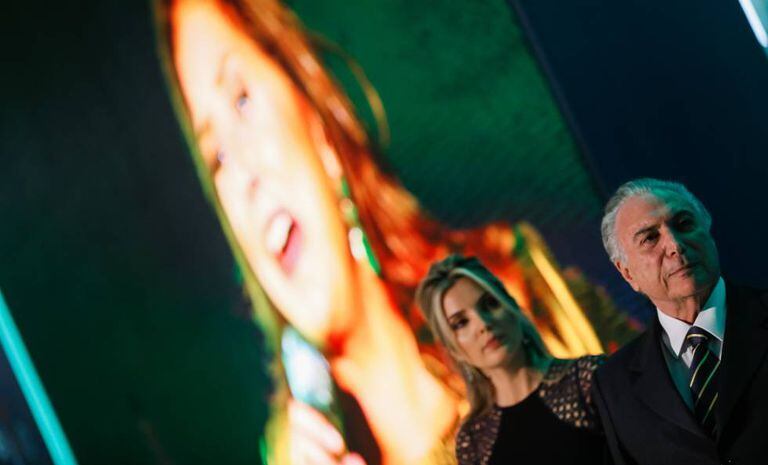 Marcela e Temer em cerimônia de entrega de prêmio.