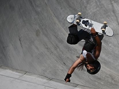 Sky Brown faz uma manobra acrobática durante a competição, nesta quarta-feira em Tóquio.