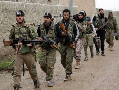 Soldados rebeldes sírios a caminho de Al Bab