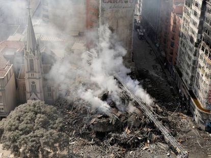 Bombeiros trabalham nos escombros do prédio que desabou no centro de São Paulo na madrugada desta terça-feira