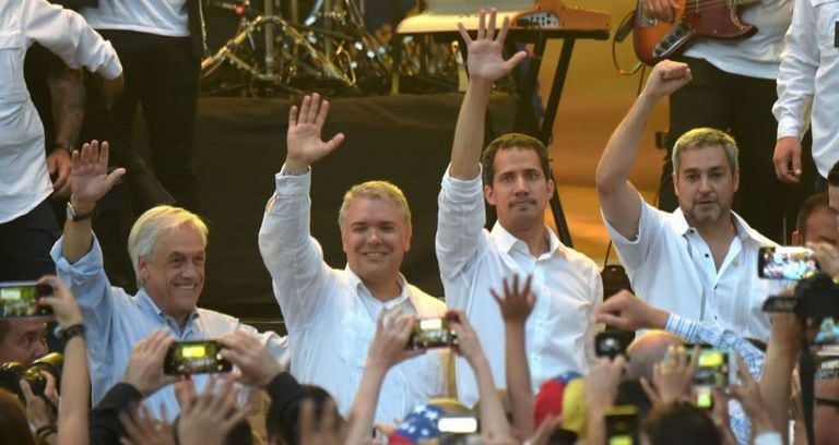 Guaidó em Cúcuta, na Colômbia, ladeado pelos presidentes colombiano e chileno.