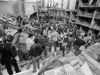 Policías y transeúntes en las labores de búsqueda de las víctimas del atentado contra la sede de la Asociación Mutual Israelita Argentina (AMIA) en 1994.