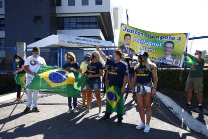 Simpatizantes de Bolsonaro e Sergio Moro em frente à sede da Polícia Federal em Curitiba.