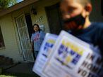 Una mujer de Maryvale, un barrio de Phoenix (Arizona), recibe información sobre cómo votar de un grupo que trataba de movilizar a los votantes hispanos hispano el 31 de octubre pasado.