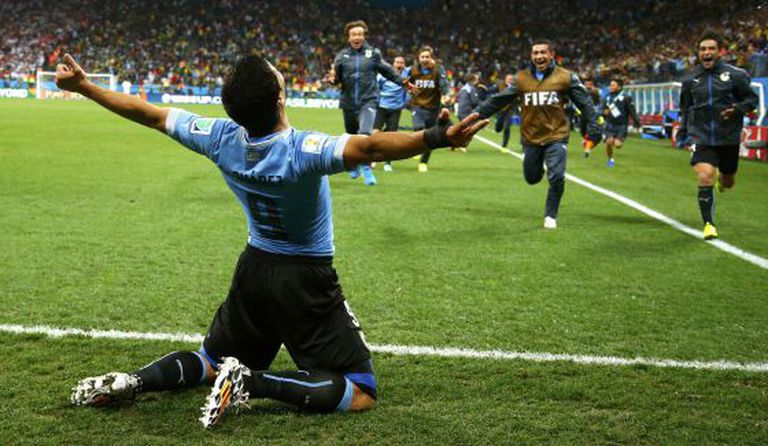 Luis Suárez celebra o segundo gol contra a Inglaterra.