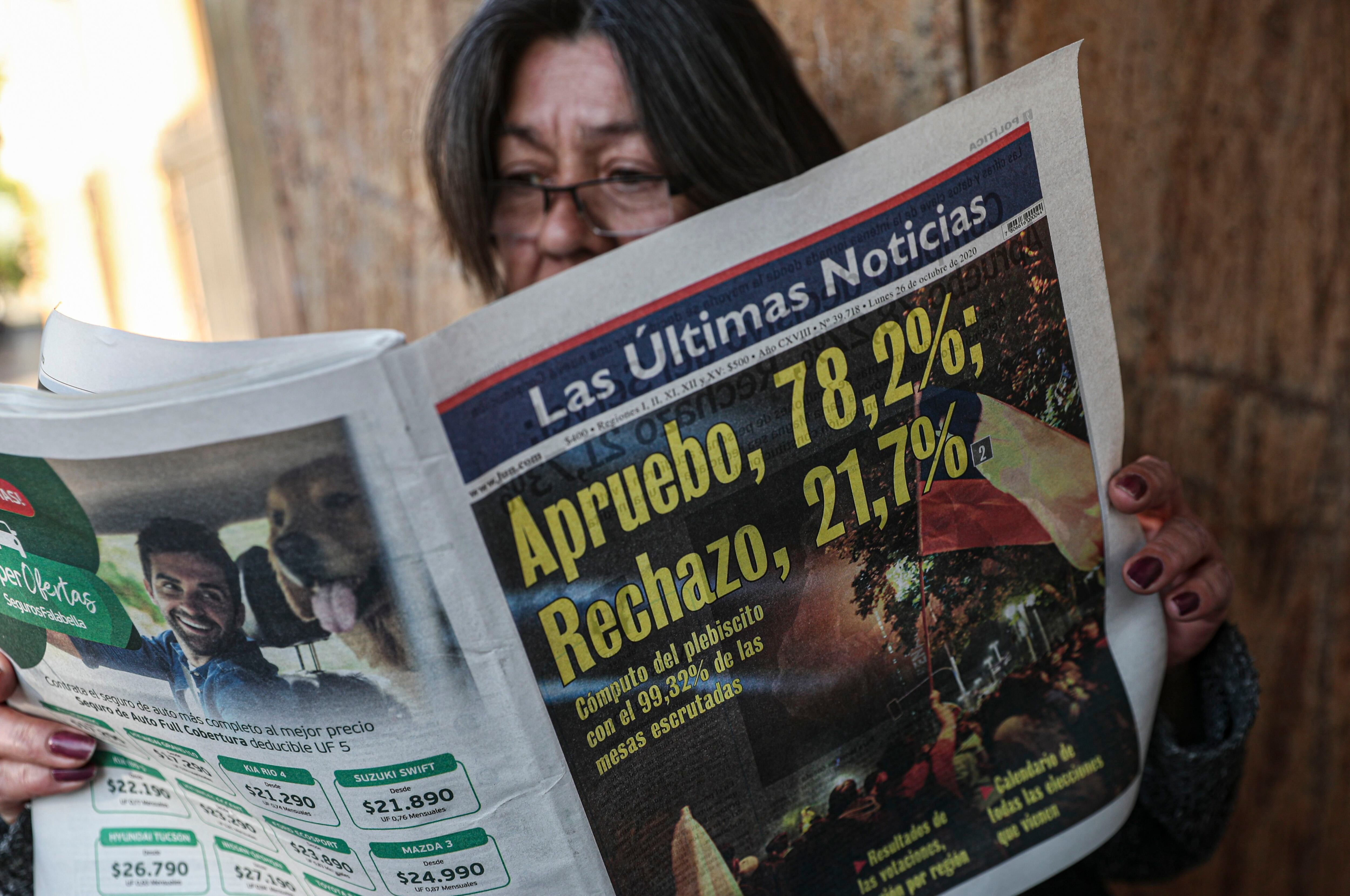 Uma mulher lê jornal na segunda-feira em Santiago.