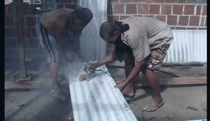 Cena do documentário 'Não Respire- Contém Amianto' que mostra trabalhadores da construção civil cortando telhas feitas do produto cancerígeno sem nenhuma proteção