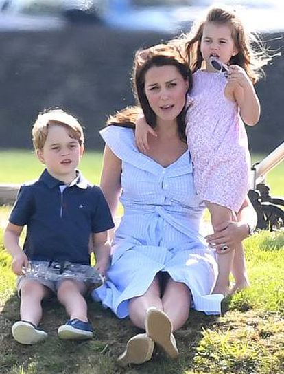 A duquesa de Cambridge, Kate Middleton, com seus filhos o príncipe George e a princesa Charlotte em Gloucestershire, Inglaterra.