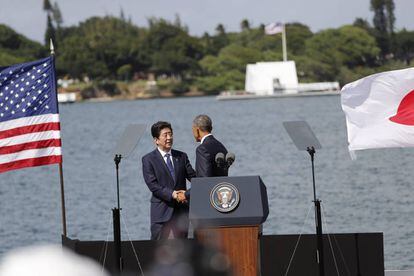 O presidente norte-americano, Barack Obama, e o primeiro-ministro japonês, Shinzo Abe, durante visita ao USS Arizona Memorial em Pearl Harbor.
