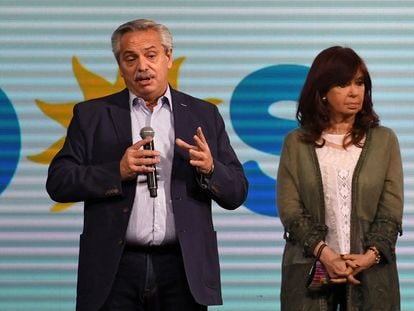 O presidente da Argentina, Alberto Fernández, e sua vice, Cristina Fernández de Kirchner, falam a seus seguidores depois da derrota de domingo nas eleições primárias.