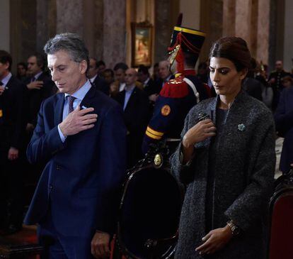 Mauricio Macri com sua mulher, Juliana Awada, na catedral portenha.