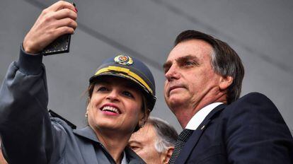 Jair Bolsonaro tira selfie com policial de São Paulo.