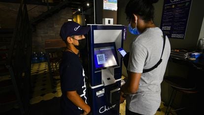 Caixa eletrônico que entrega dinheiro em troca de bitcoins, no centro histórico de San Salvador.