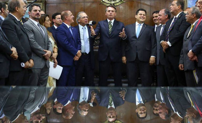 Bolsonaro fala no Congresso Nacional durante o anúncio das reformas econômicas ao lado do ministro Paulo Guedes.