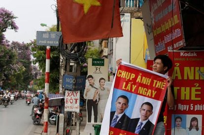 Um vietnamita, com um cartaz de Obama em Hanoi.