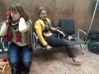 Imagem divulgada pela Radiodifusão Pública da Georgia e fotografada por Ketevan Kardava, em que se veem duas mulheres após a explosão no aeroporto de Bruxelas (Bélgica), em 22 de março de 2016.