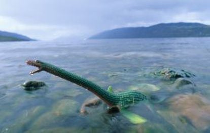 Um 'Nessie' de brinquedo nas águas do lago Ness, na Escócia (Reino Unido).