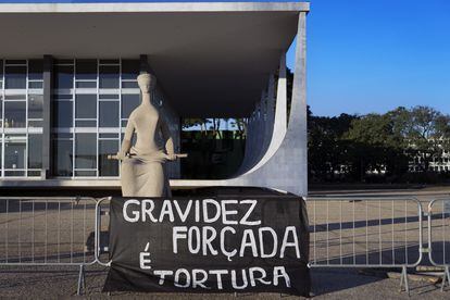 Faixa de protesto a favor do aborto legal em frente ao Supremo Tribunal Federal, em Brasília.