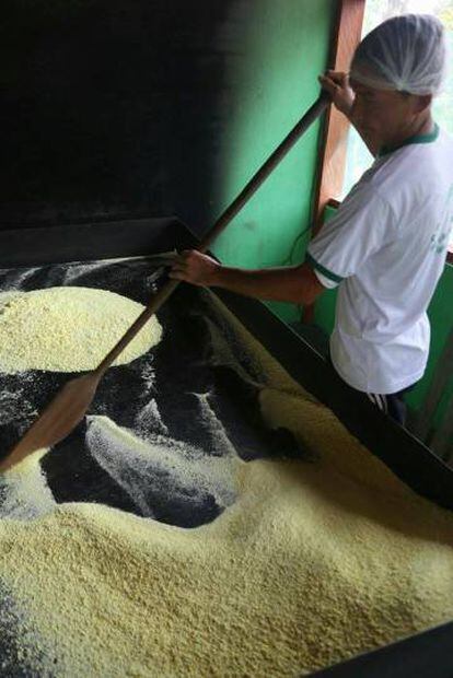 Produção artesanal de farinha em Cruzeiro do Sul, no Acre.