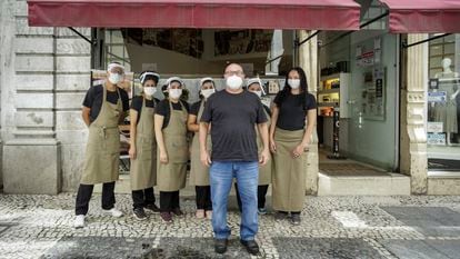 Vitor Sapolnik reduziu de 12 para sete funcionários na loja principal do Caffè Latte, no centro de São Paulo.