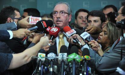 Cunha anuncia decisão de acatar pedido de impeachment.