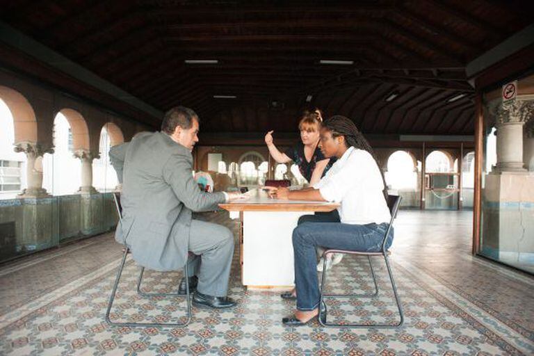 Yolanda Barrasa ensaia com os atores de 'A sós'.