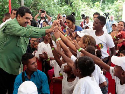 Nicolás Maduro cumprimenta crianças neste domingo.