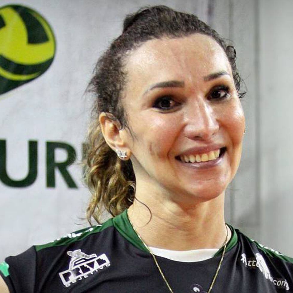 Equipe masculina e retrato em uma quadra de tênis para competição