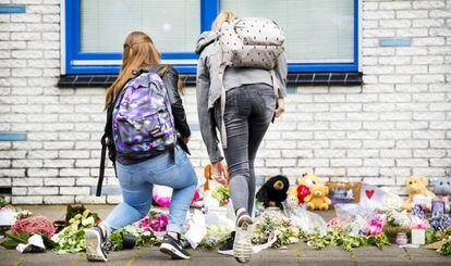 Estudantes deixam homenagens a Savannah Dekker, uma das duas meninas assassinadas.