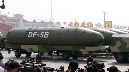Veículos militares transportam mísseis balísticos intercontinentais DF-5B no desfile do 70º aniversário da criação da República Popular da China, em 1º de outubro, na praça Tiananmen, em Pequim.