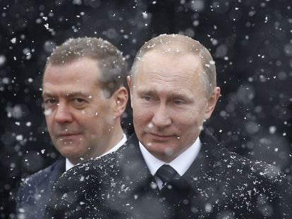 Vladimir Putin e Dmitri Medvedev (ao fundo) em cerimônia perto do Kremlin, em 23 de fevereiro de 2017.