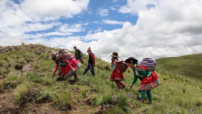 Soledad Secca (primeira à direita), indígena que promove o quéchua, caminha junto a outras pessoas em Cusco, no Peru.