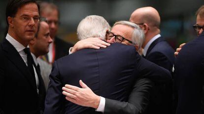 Juncker e Barnier s abraçam na cúpula de Bruxelas, neste domingo.