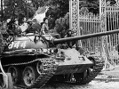 Com a tomada da capital sul-vietnamita pelo Vietcong, terminou o conflito de três décadas que causou a morte de milhões de pessoas