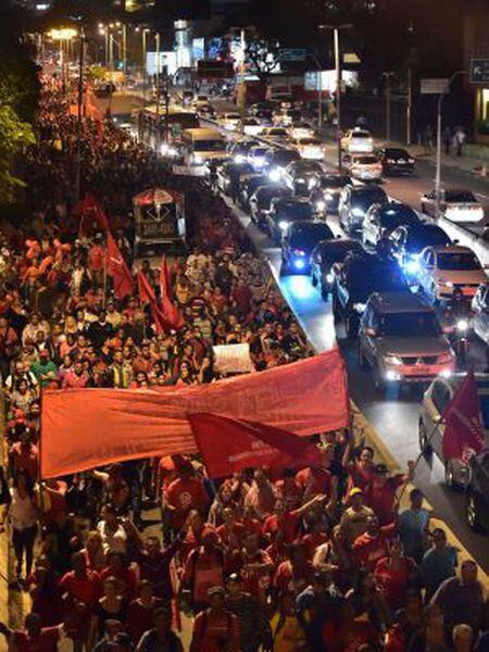 Manifestantes do movimento MTST fecham a Marginal Pinheiros em um protesto multitudinário contra a Copa.