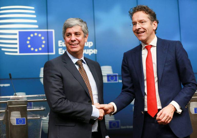 Mário Centeno, à esquerda, cumprimenta nesta segunda-feira seu predecessor, Jeroen Dijsselbloem.