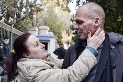 A Grécia ama Varoufakis. Ou pelo menos essa senhora que o cumprimentou justo antes de tomar posse do cargo.