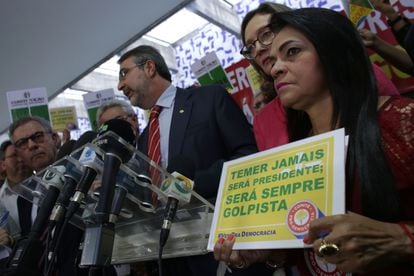Moema Gramacho protesta contra Michel Temer, em Brasília, em maio de 2016.