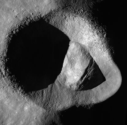 Imagem da cratera Ryder feita pela sonda LRO da NASA.