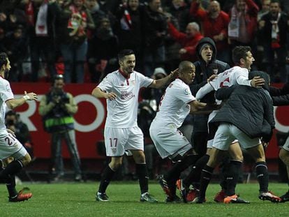 Jogadores do Sevilla comemoram o gol de Jovetic contra o Real Madrid.