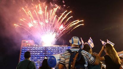 Fogos artificiais na celebração do Dia da Independência em Tel Aviv.