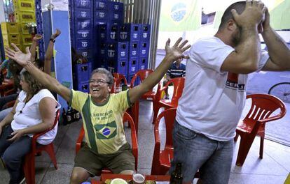 Torcedores reagem ao jogo do Brasil pela TV.
