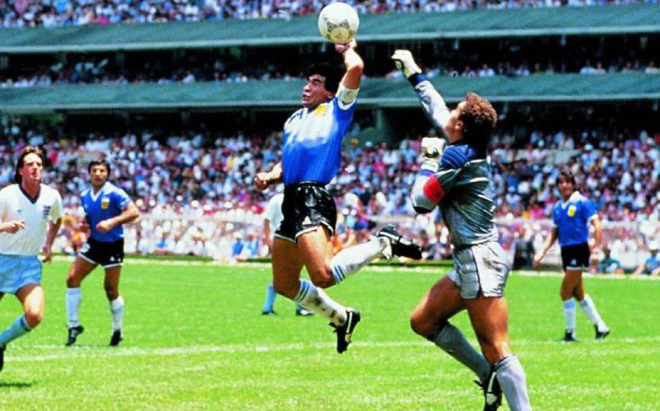 Maradona marca gol de mão contra a Inglaterra, na Copa de 1986. O tento se tornou conhecido como o gol da Mão de Deus e abriu caminho para a conquista do mundial pela equipe das Argentina.