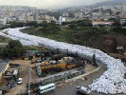 Toneladas de sacos se acumulam há meses nas ruas da capital libanesa à espera de uma solução para um problema grave