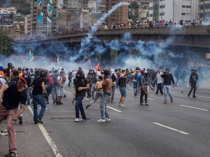 Manifestantes protestam contra o Governo Maduro.