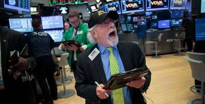 Um corretor, com um boné que comemora o recorde de 22.000 pontos do Dow Jones, no fechamento da jornada na Bolsa de Nova York em 2 de agosto.